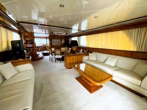 Imbarcazione Luxury CANADOS 86 FLY