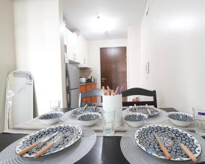 Cubao Manhattan Heights Residential Condo TC10N - Bright Studio with Pool, Balcony - Next to AliMall and SM - Walking Distance to Araneta Coliseum and Gateway Mall in Cubao Quezon City - Staycations by SMS