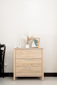 Cubao Manhattan Heights Residential Condo TC10N - Bright Studio with Pool, Balcony - Next to AliMall and SM - Walking Distance to Araneta Coliseum and Gateway Mall in Cubao Quezon City - Staycations by SMS