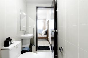 Cubao Manhattan Heights Residential Condo TC10N - Bright Studio with Pool, Balcony - Next to AliMall and SM - Walking Distance to Araneta Coliseum and Gateway Mall in Cubao Quezon City - Staycations by SMS