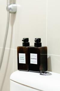 Cubao Manhattan Heights Residential Condo TC10N - Bright Studio with Pool, Balcony - Next to AliMall and SM - Walking Distance to Araneta Coliseum and Gateway Mall in Cubao Quezon City - Staycations by SMS