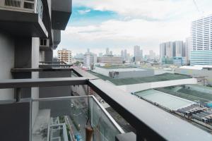Cubao Manhattan Heights Residential Condo TC10N - Bright Studio with Pool, Balcony - Next to AliMall and SM - Walking Distance to Araneta Coliseum and Gateway Mall in Cubao Quezon City - Staycations by SMS
