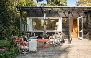 2 Bedroom Lovely Home In Dronningmølle