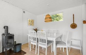 2 Bedroom Lovely Home In Dronningmølle