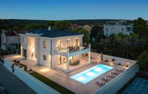 Stunning Home In Petrcane 