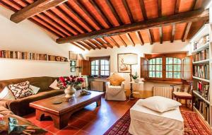 3 Bedroom Beautiful Home In Camaiore