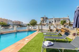 5 HABITACIONES, 3 BAÑOS, PISCINA PRIVADA, AMARRE 15m