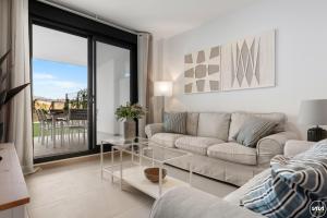 ViVi Homes - Calanova 1 Luxury, Garden, Pool & Sauna