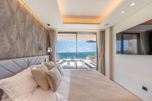 Luxury Front Line Beach Apartment