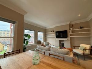 Elegant and Well-Connected 2BD Flat Fulham