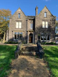 Luxury Attic Studio, heart of Uppermill, Saddleworth