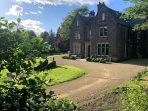 Luxury Attic Studio, heart of Uppermill, Saddleworth
