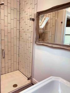 Luxury Attic Studio, heart of Uppermill, Saddleworth