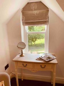 Luxury Attic Studio, heart of Uppermill, Saddleworth