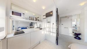 Sloane Cloisters 767