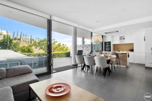 ViVi Homes - Amore Luxury ,Garden, Pool & Sauna