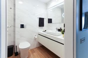 Luca - Luxury Park-View Apt with Balcony & Parking