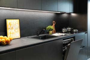 Luca - Luxury Park-View Apt with Balcony & Parking