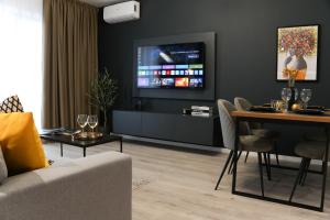 Luca - Luxury Park-View Apt with Balcony & Parking