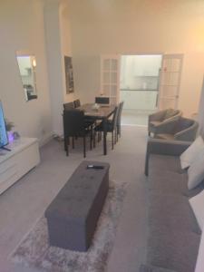 Modern 2 bed house sleeps 6