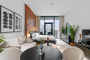 Waves - Chic High-Floor Studio Retreat with Canal Views