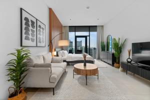 Waves - Chic High-Floor Studio Retreat with Canal Views
