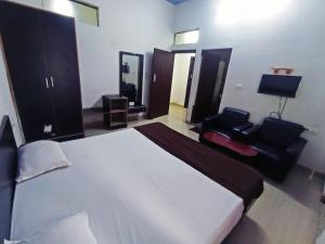 Savanur Deluxe Lodge