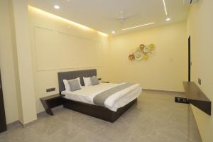 The Golden Glow by Ivory Stays