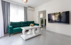 Lovely Apartment In Duboka With Wifi 