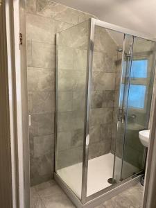 Spacious 5 Bedroom House - 2 Bath - City Centre - Free Parking