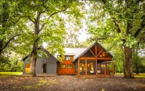 Shady Days Cabin Stylish 3BR Retreat with Hot Tub & Outdoor Kitchen - 5 Mins to Hochatown - 3hvězdičkové hotely ve městě Broken Bow