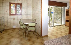 Maisons de vacances 2 Bedroom Awesome Home In Farinole : photos des chambres