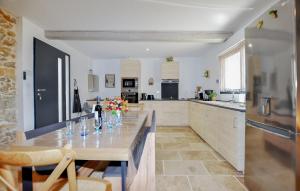 Maisons de vacances 4 Bedroom Gorgeous Home In Tournissan : photos des chambres