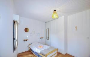 Maisons de vacances 4 Bedroom Gorgeous Home In Tournissan : photos des chambres