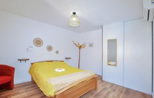 Maisons de vacances 4 Bedroom Gorgeous Home In Tournissan : photos des chambres