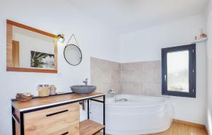 Maisons de vacances 4 Bedroom Gorgeous Home In Tournissan : photos des chambres