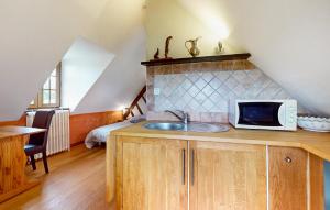 Maisons de vacances Cozy Home In La Vieille Lyre With Wifi : photos des chambres
