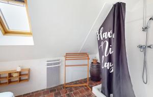 Maisons de vacances Cozy Home In La Vieille Lyre With Wifi : Maison de Vacances 7 Chambres