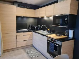 Maisons de vacances Cottage pour 6 personnes avec piscine couverte et chauffee a 300 m de la mer avec Wi-Fi et climatise , 3 chambres : photos des chambres
