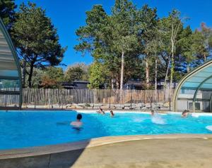 Maisons de vacances Cottage pour 6 personnes avec piscine couverte et chauffee a 300 m de la mer avec Wi-Fi et climatise , 3 chambres : photos des chambres