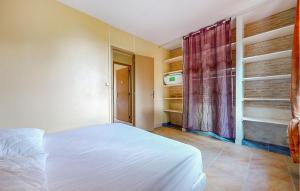 Maisons de vacances Cozy Home In Boulleret With Wifi : photos des chambres