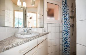 Maisons de vacances Stunning Home In Orange : photos des chambres