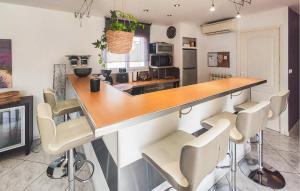 Maisons de vacances Amazing Home In Creissan : photos des chambres