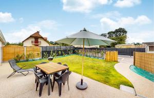 Maisons de vacances Stunning Home In Angerville L-orcher : photos des chambres