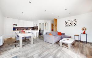 Maisons de vacances Stunning Home In Angerville L-orcher : photos des chambres
