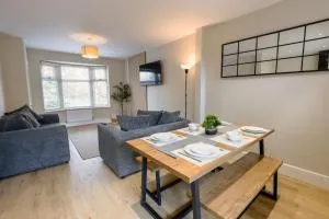 'Station House' Cosy Renovated Family-Friendly Home in Runcorn, Cheshire - Train Station Liverpool Chester Links, Brindley Theatre - Cronton