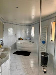 Chambre spacieuse à louer dans une maison calme avec un grand jardin