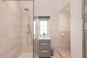 Long Stays-4Bed-2Bath-Parking-By FabAccommodation