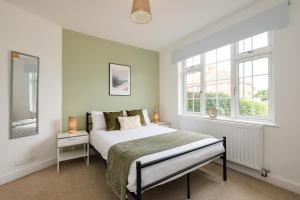 Long Stays-4Bed-2Bath-Parking-By FabAccommodation