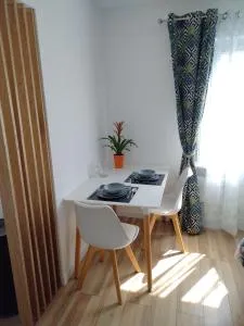 Studio indépendant location courte durée à proximité du Lycée International - 尚布尔西